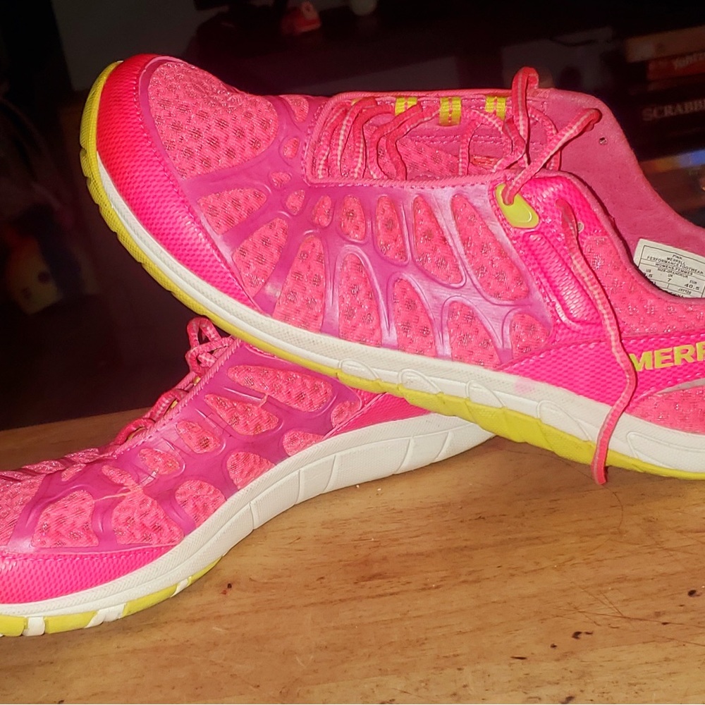 Pre-owned pair of Women's Merrell Crush Glove neon pink size 9.5 US